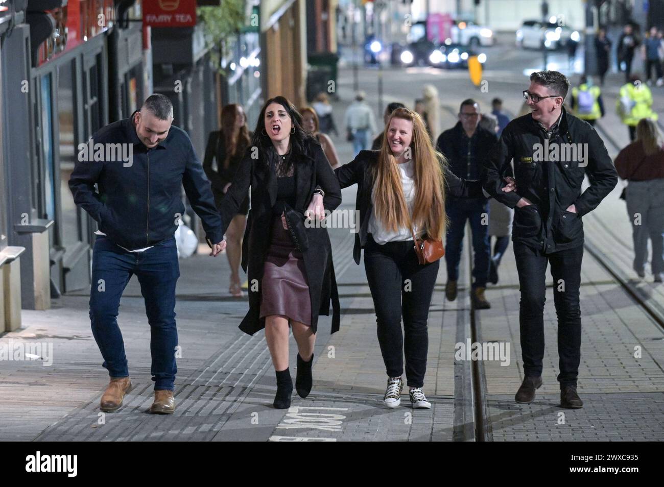 Birmingham City Centre, 29 marzo 2024 i Revellers hanno continuato le celebrazioni di Pasqua a Birmingham il venerdì Santo sera, con molti che si godevano la notte presto nel centro della città. Due donne posero con flauti di bollicine come molte altre furono fotografate in grande umore. Due donne che hanno posato anche per una foto hanno avuto un loro amico sul Face Time che è finito anche nella foto. Credito: Interrompi stampa Media/Alamy Live News Foto Stock