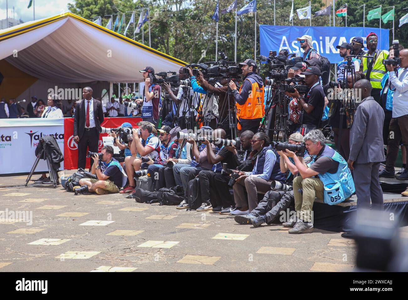 Fotografi e videografi locali e internazionali documentano la cerimonia ufficiale del raduno Safari del Campionato Mondiale Rally 2024 (WRC) presso il Kenyatta International Convention Center. Sua Eccellenza il presidente del Kenya, William Ruto, ha lanciato ufficialmente il concorso WRC Safari Rally 2024 presso il Kenyatta International Conventional Centre (KICC) di Nairobi. Questa è la 71esima edizione del Safari Rally in Kenya, la capitale Nairobi. L'evento segna il terzo round del Campionato del mondo rally FIA (Fédération Internationale de l'Automobile) di quest'anno. Presidente Rut Foto Stock