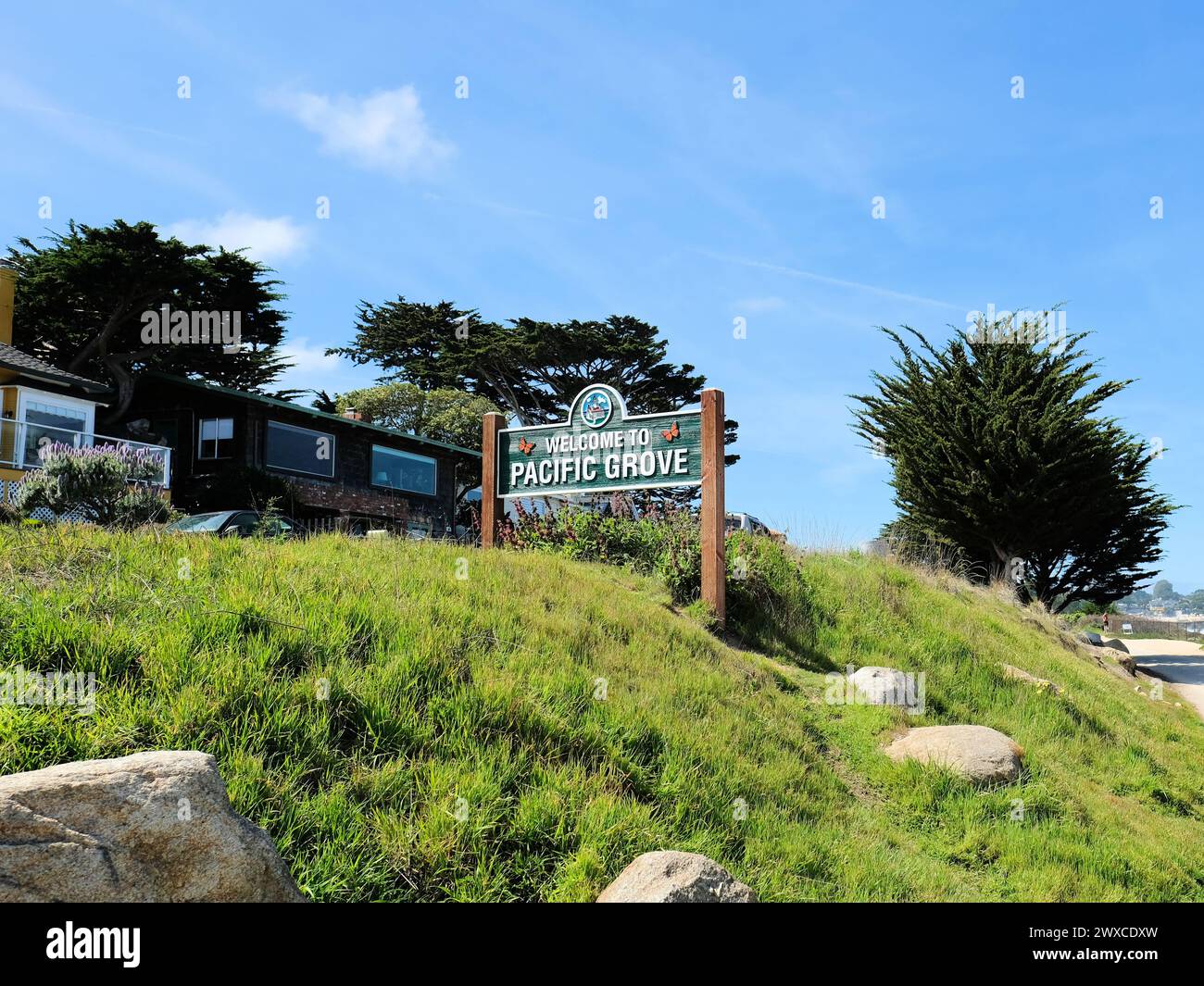 Benvenuto a Pacific Grove seguendo un sentiero sterrato lungo la costa della baia di Monterey, che dà il benvenuto a turisti fuori città, Pacific Grove, California. Foto Stock