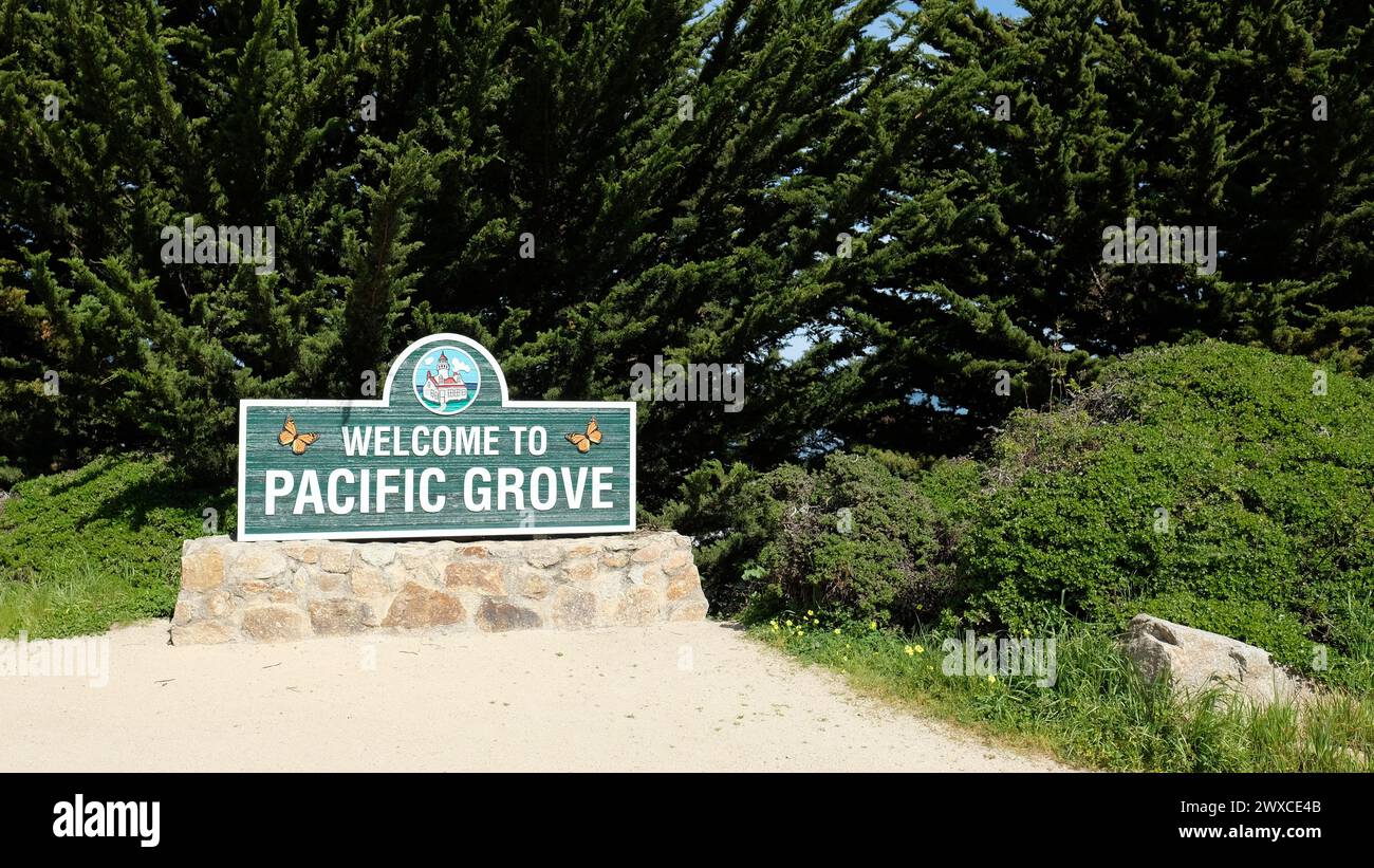 Benvenuto al cartello di Pacific Grove che dà il benvenuto a visitatori e turisti in questa città della contea di Monterey, sulla costa dell'Oceano Pacifico; Pacific Grove, California. Foto Stock