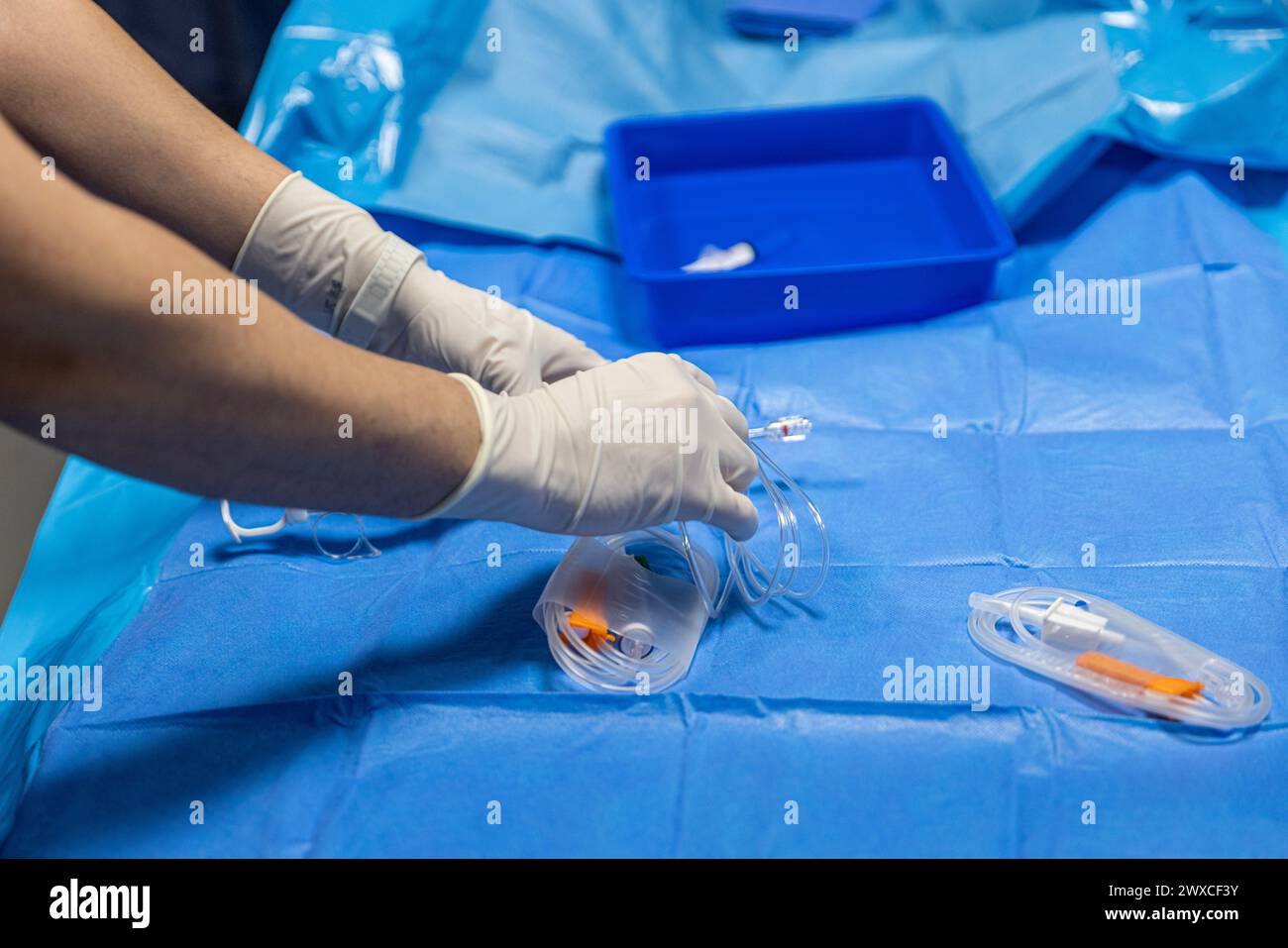 La procedura di inserimento di un catetere a doppio lume in un paziente con occlusione cardiovascolare in ospedale. Catetere a doppio lume con inserto medico. Foto Stock