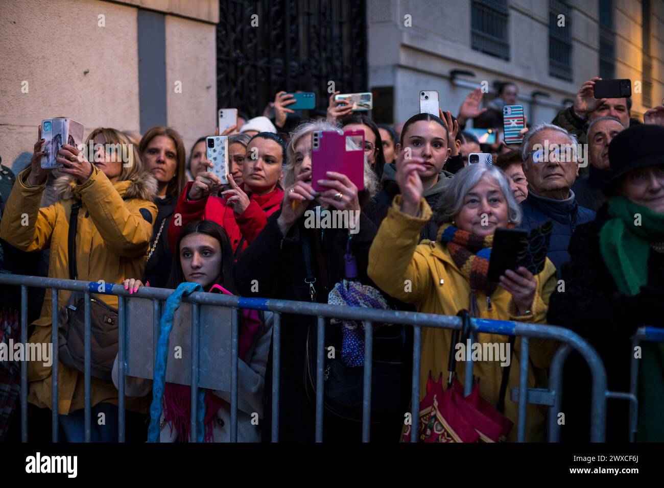 Madrid, Madrid, Spagna. 29 marzo 2024. Il pubblico osserva la processione con l'immagine di Gesù de Medinaceli per le strade di Madrid il venerdì Santo. (Immagine di credito: © Luis Soto/ZUMA Press Wire) SOLO PER USO EDITORIALE! Non per USO commerciale! Crediti: ZUMA Press, Inc./Alamy Live News Foto Stock