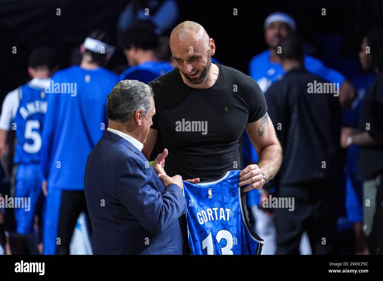 Orlando, Florida, Stati Uniti, 29 marzo 2024, l'ex giocatore degli Orlando Magic Marcin Gortat riceve una maglia speciale al Kia Center. (Foto: Marty Jean-Louis/Alamy Live News Foto Stock