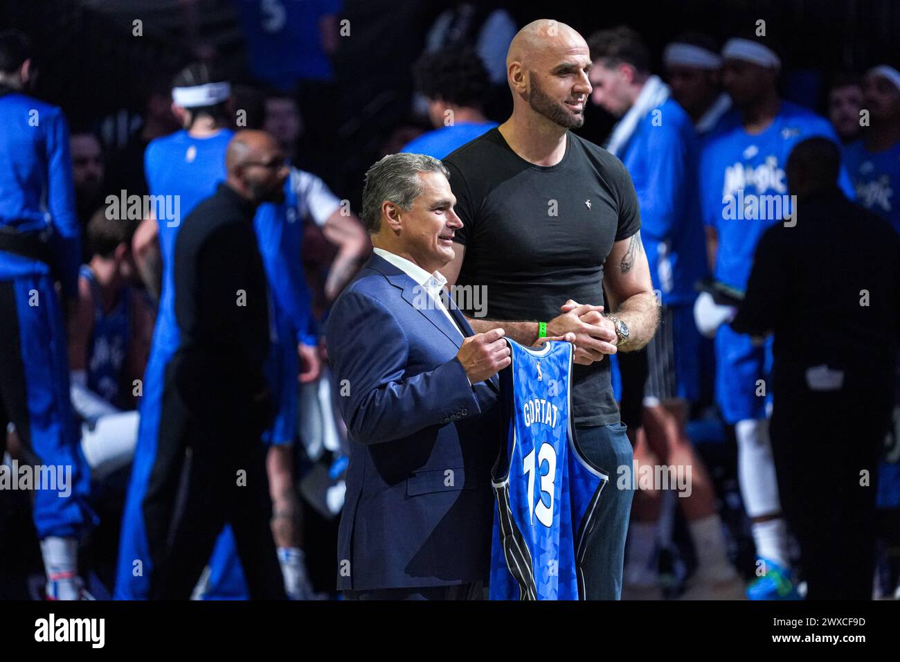 Orlando, Florida, Stati Uniti, 29 marzo 2024, l'ex giocatore degli Orlando Magic Marcin Gortat riceve una maglia speciale al Kia Center. (Foto: Marty Jean-Louis/Alamy Live News Foto Stock