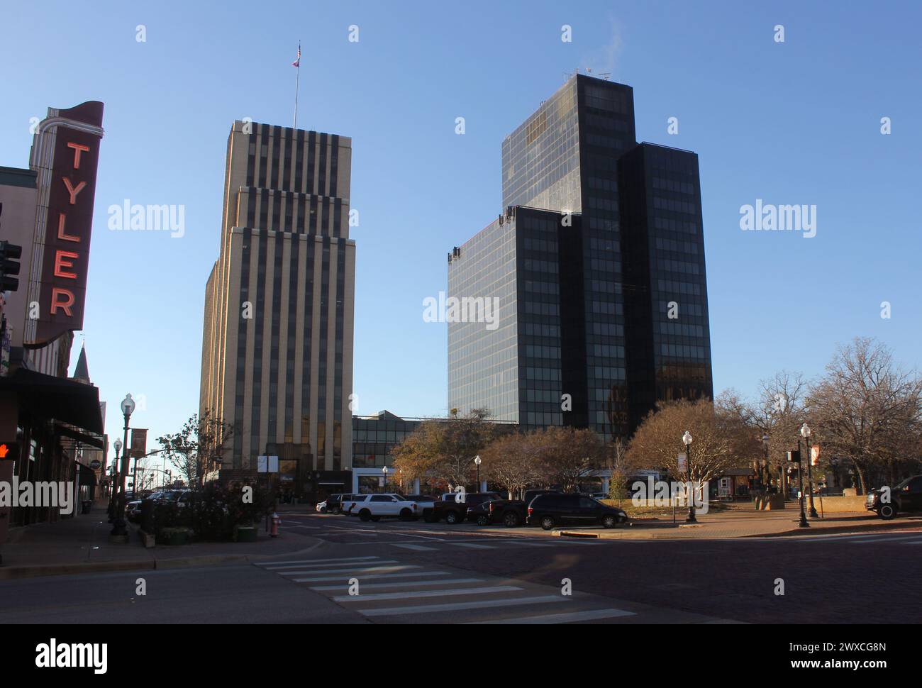 Tyler, Texas - 3 gennaio 2024: Edifici situati nel centro di Tyler, Texas, vicino al tribunale. Foto Stock