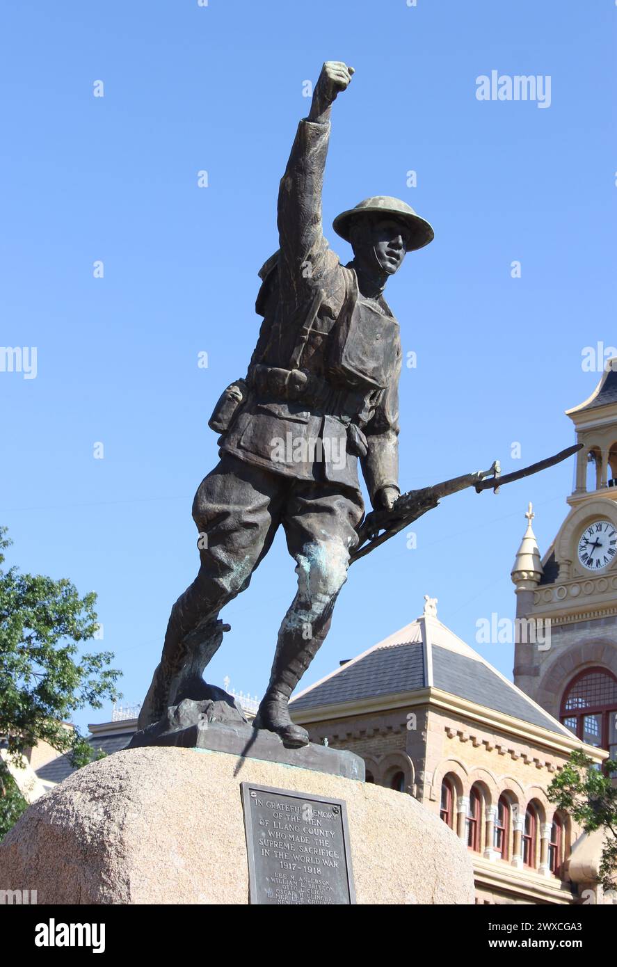 Llano, Texas - 8 giugno 2023: Monumento alla prima guerra mondiale e storico tribunale della contea di Llano a Llano, Texas Foto Stock