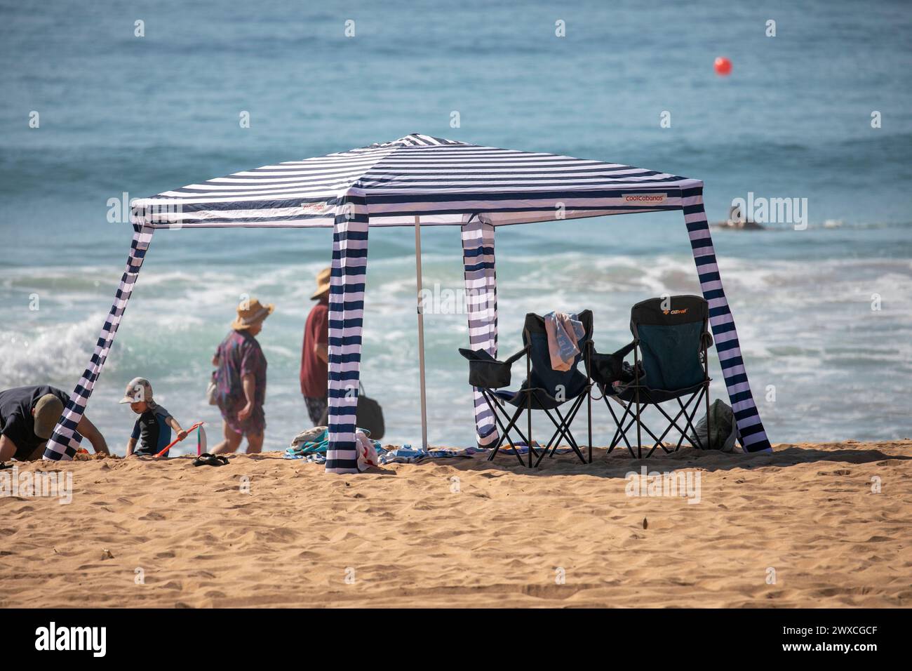 Palm Beach Sydney, giorno caldo sabato di pasqua 2024, gli amanti della spiaggia utilizzano cabana fresche per fornire ombra e protezione solare, Australia Foto Stock