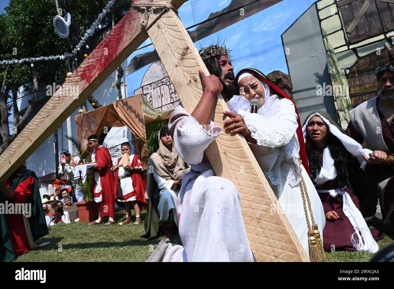 Città del Messico, Messico. 29 marzo 2024. 29 marzo 2024, città del Messico, Messico: un attore che rappresenta Gesù Cristo porta una croce nella 181esima ricreazione della passione di Cristo nel quartiere di Iztapalapa, nella parte orientale di città del Messico, come ogni anno nel venerdì Santo a Iztapalapa si celebra la ricreazione di Viacrucis, una delle più rappresentative e antiche tradizioni religiose. Il 29 marzo 2024 a città del Messico, Messico. (Foto di Carlos Tischler/ credito: Eyepix Group/Alamy Live News Foto Stock