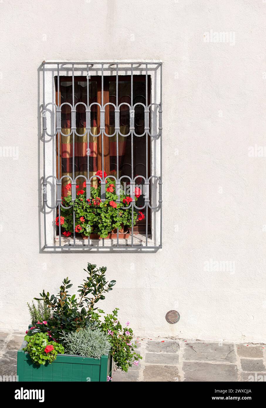 vetrina e fioriera sulla parete in stucco Foto Stock