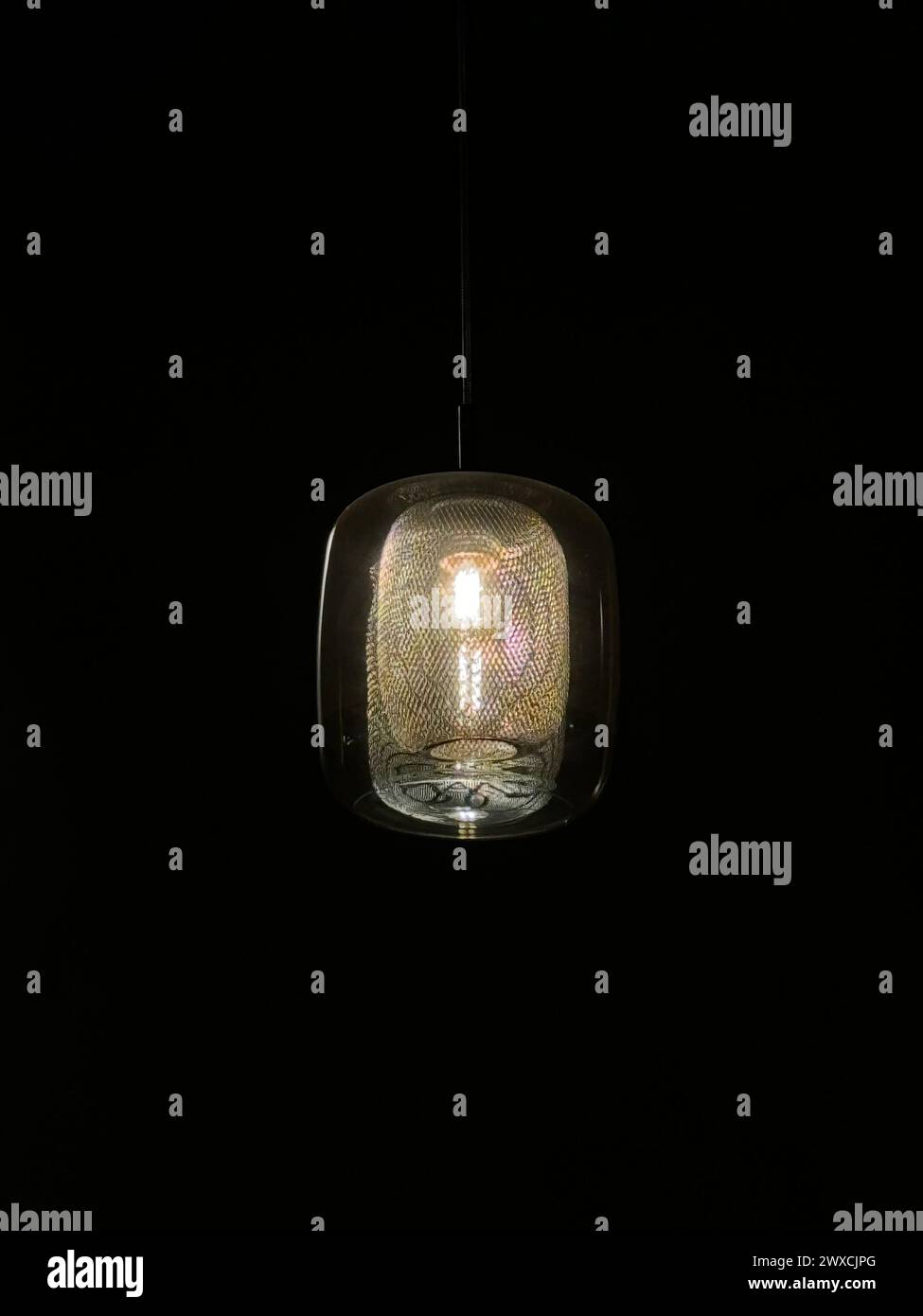 Luce a sospensione al buio Foto Stock