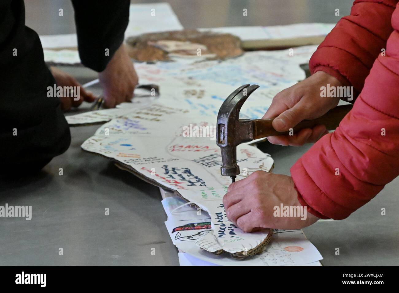 Tijuana, bassa California, Messico. 29 marzo 2024. Preparativi per la settimana Santa per una cerimonia migratoria della "via Crucis" durante il venerdì Santo presso la sala colazione Salesiana padre Chava a Tijuana, Messico, venerdì 29 marzo 2024. (Credit Image: © Carlos A. Moreno/ZUMA Press Wire) SOLO PER USO EDITORIALE! Non per USO commerciale! Foto Stock