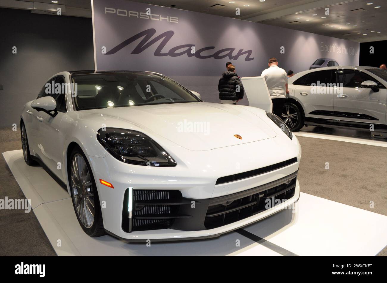 New York, Stati Uniti. 28 marzo 2024. Un veicolo Porsche Panamera 4 è stato visto durante il secondo giorno mediatico al Salone Internazionale dell'Auto di New York del 2024 al Jacob K. Javits Convention Center. L'annuale NYIAS di Manhattan, New York City, ha visto la partecipazione di varie compagnie automobilistiche, debutti di nuovi veicoli e professionisti del settore automobilistico. Lo spettacolo che apre al pubblico il 29 marzo e termina il 7 aprile, attira migliaia di appassionati di auto. La NYIAS ha iniziato nel 1900 mostrando automobili ed esempi di tecnologia automobilistica del futuro. (Foto di Jimin Kim/SOPA Images/Sipa USA) credito: SIPA USA/Alamy Live News Foto Stock