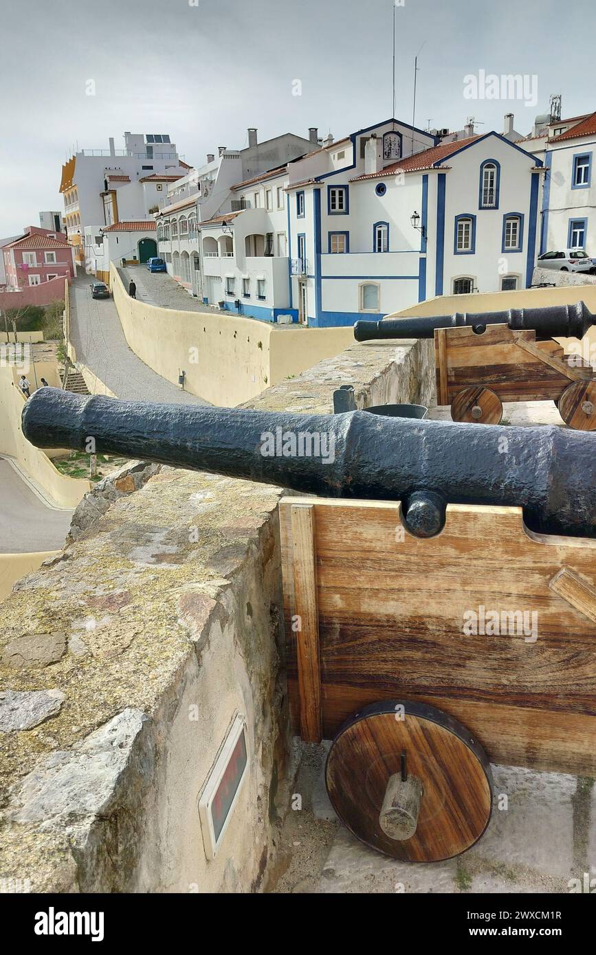 Vecchi cannoni sulle mura del castello che si affacciano sulla città, Sines, Portogallo Foto Stock