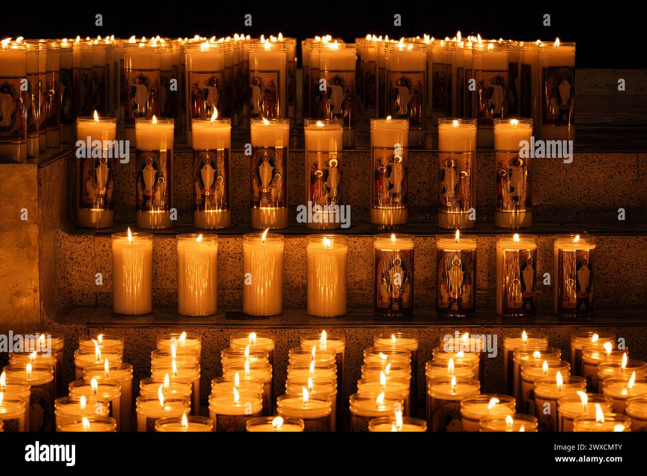 Medellin, Colombia. 28 marzo 2024. I colombiani celebrano il santo giovedì con una processione notturna a Copacabana, a nord di Medellin, Colombia, il 28 marzo 2024. Foto di: Juan J. Eraso/Long Visual Press credito: Long Visual Press/Alamy Live News Foto Stock