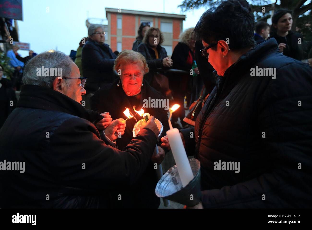 Sessa Aurunca, Italia. 29 marzo 2024. 29 marzo 2024, Caserta, Italia : le donne tengono grandi candele accese mentre partecipano alla processione del venerdì Santo dalla Chiesa di San Giovanni a Villa. Il 29 marzo 2024, Caserta, Italia. (Foto di Pasquale Senatore/Eyepix Group/Sipa USA) credito: SIPA USA/Alamy Live News Foto Stock