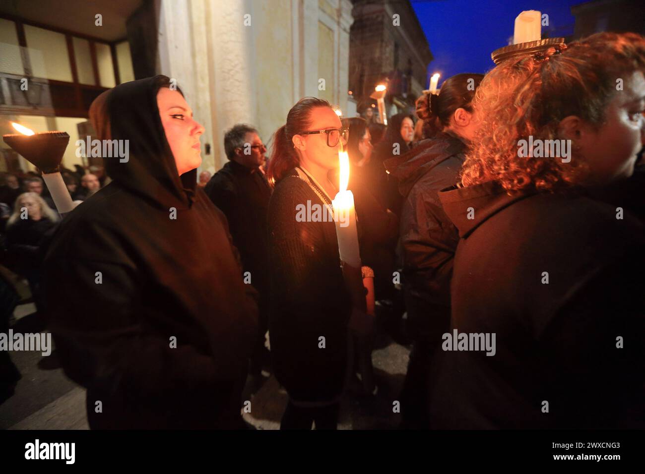 Sessa Aurunca, Italia. 29 marzo 2024. 29 marzo 2024, Caserta, Italia : le donne tengono grandi candele accese mentre partecipano alla processione del venerdì Santo dalla Chiesa di San Giovanni a Villa. Il 29 marzo 2024, Caserta, Italia. (Foto di Pasquale Senatore/Eyepix Group/Sipa USA) credito: SIPA USA/Alamy Live News Foto Stock