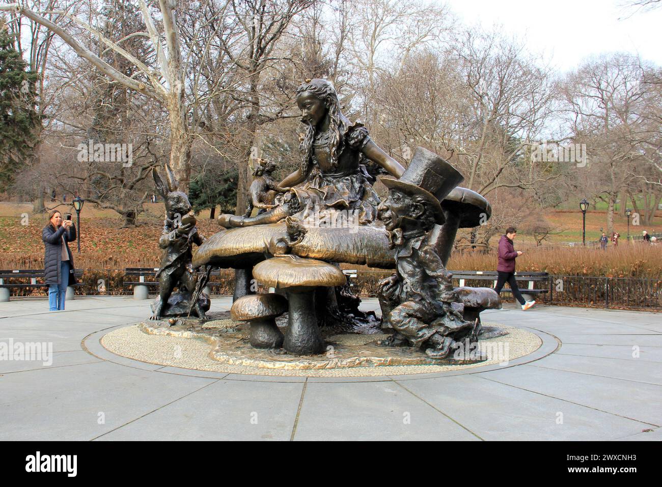 Gruppo scultoreo Alice in Wonderland, di José de Creeft, a Central Park, installato 1959, New York, NY, USA Foto Stock