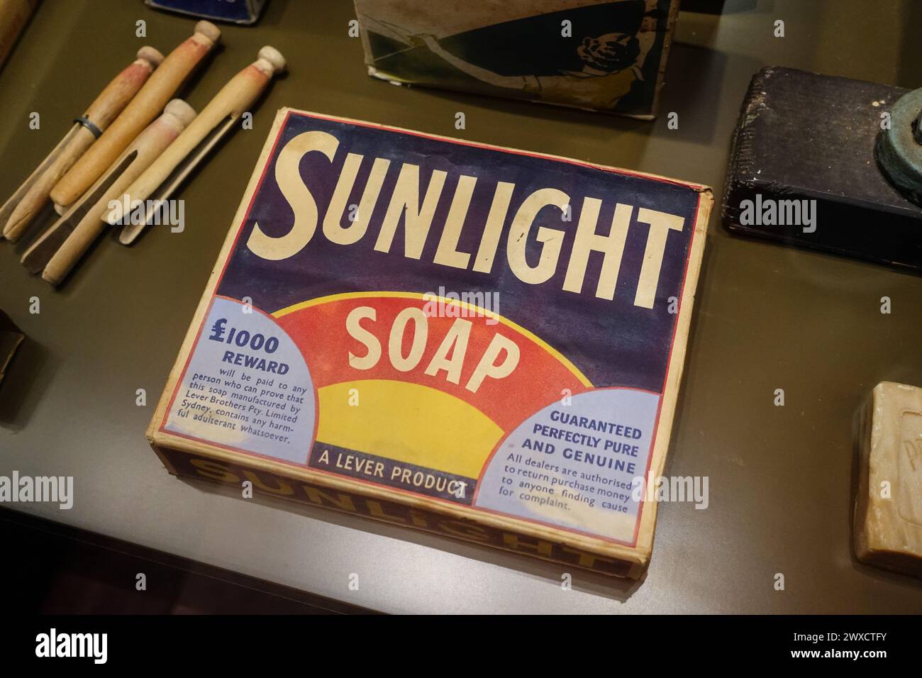 Sapone vintage alla luce del sole, un prodotto a leva, all'interno di un museo in Australia Foto Stock