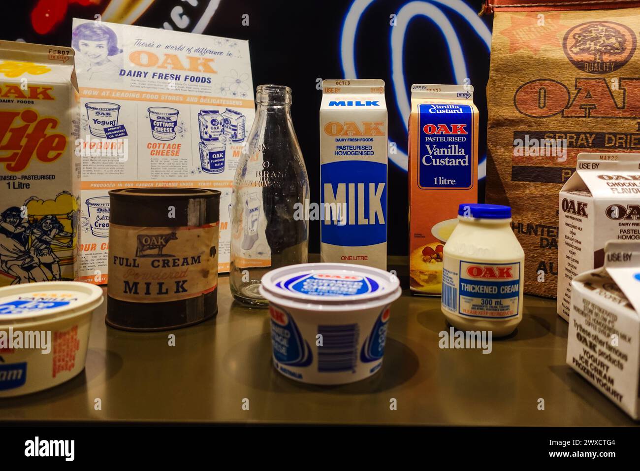 una collezione di contenitori per latte vintage in un museo in australia Foto Stock