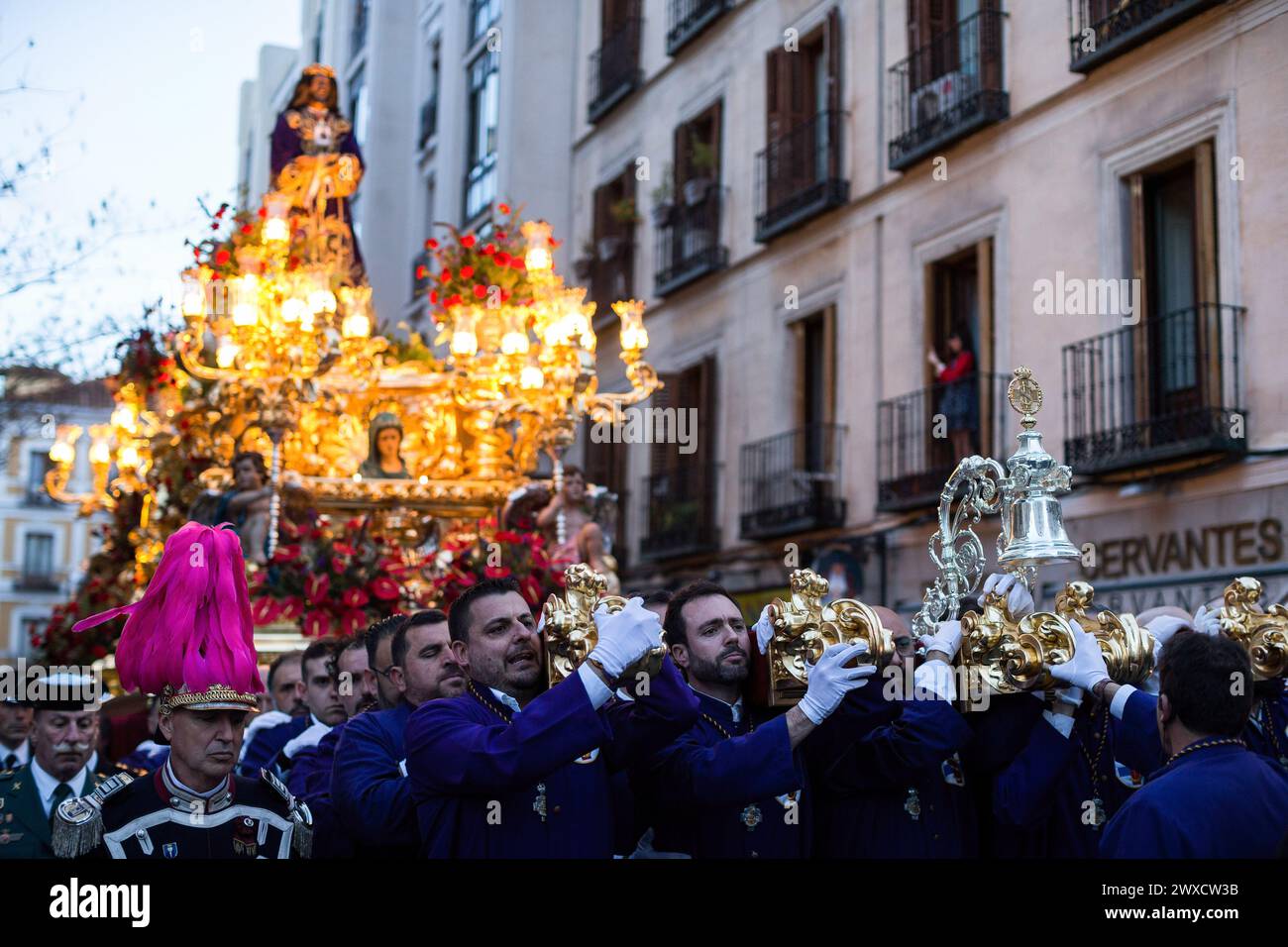 Madrid, Spagna. 29 marzo 2024. I portatori dell'Arciconfraternita primaria Nazionale della schiavitù reale e illustre di nostro padre Gesù il Nazareno, portano la passeggiata sulle loro spalle durante la processione dell'immagine di Gesù di Medinaceli per le strade di Madrid il venerdì Santo. L'immagine di Jes's de Medinaceli è conosciuta come il Signore di Madrid, essendo l'immagine più importante della città. Credito: SOPA Images Limited/Alamy Live News Foto Stock