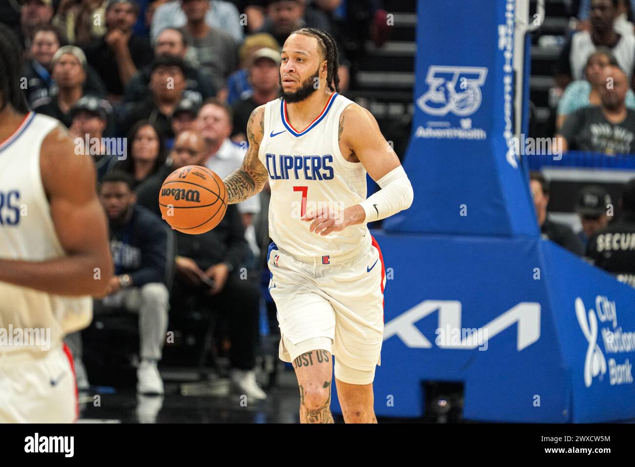 Orlando, Florida, Stati Uniti, 29 marzo 2024, la guardia dei Los Angeles Clippers, Amir Coffey, si sposta verso il Kia Center. (Foto: Marty Jean-Louis/Alamy Live News Foto Stock