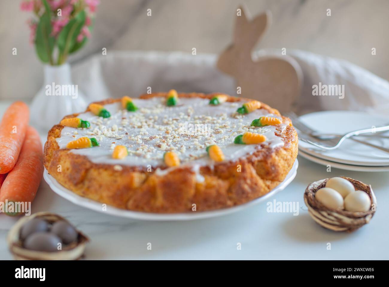 Pasqua torta di carote con glassa di formaggio cremoso Foto Stock