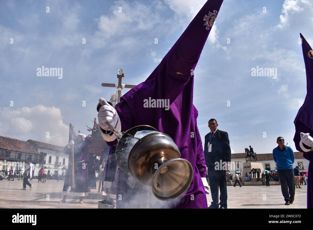 Tunja, Colombia. 29 marzo 2024. I membri della fratellanza Nazarena e della comunità prendono parte alle celebrazioni del venerdì Santo a Tunja, in Colombia, il 29 marzo 2024. Foto di: Cristian Bayona/Long Visual Press credito: Long Visual Press/Alamy Live News Foto Stock