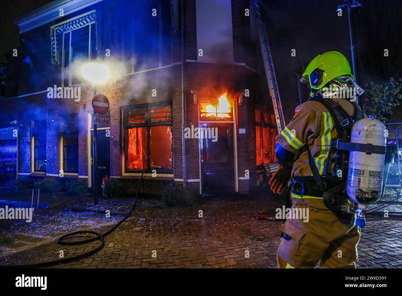 VLAARDINGEN - un incendio scoppiò in un edificio sulla Wilhelminastraat a Vlaardingen durante la notte da venerdì a sabato a seguito di un'esplosione. Tre residenti sono stati portati in ospedale. Si dice che un garage proprio accanto all'edificio sia registrato a nome di un idraulico che è stato bersaglio di esplosioni più spesso negli ultimi mesi. ANP MEDIATV netherlands Out - belgio Out crediti: ANP/Alamy Live News Foto Stock