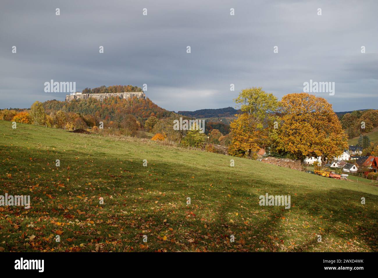 Vista autunnale della fortezza di Koenigsstein Foto Stock