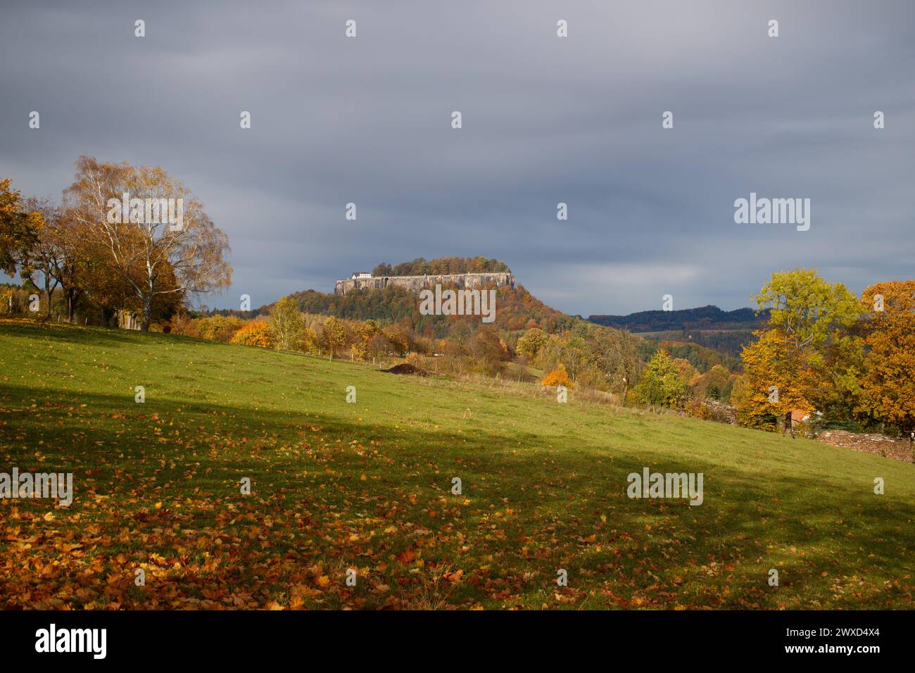 Vista autunnale della fortezza di Koenigsstein Foto Stock