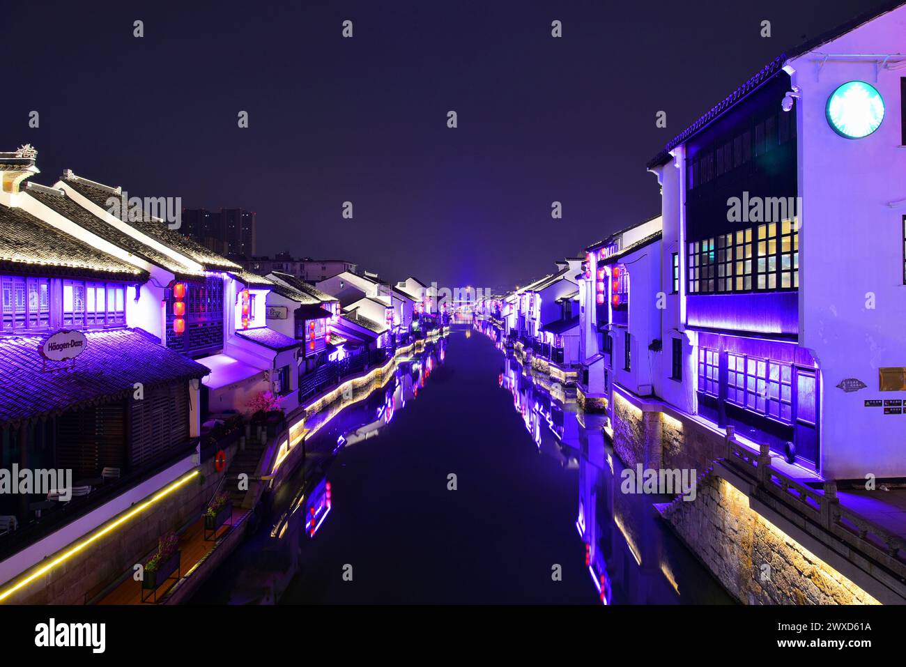 Canale cittadino che attraversa la strada pedonale Nanchang a Wuxi, provincia di Jiangsu, Cina, di notte Foto Stock