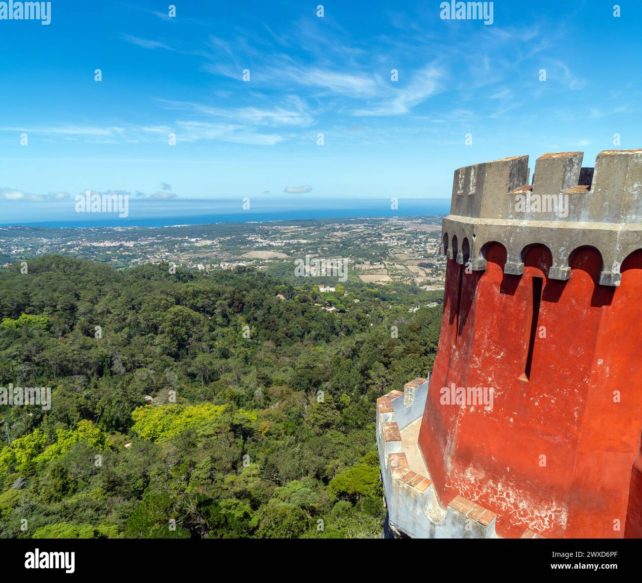 Vista panoramica aerea della catena montuosa di Sintra e dell'Oceano Atlantico dalle mura difensive rosse e dalla torre del Palácio da pena. Portogallo. Foto Stock