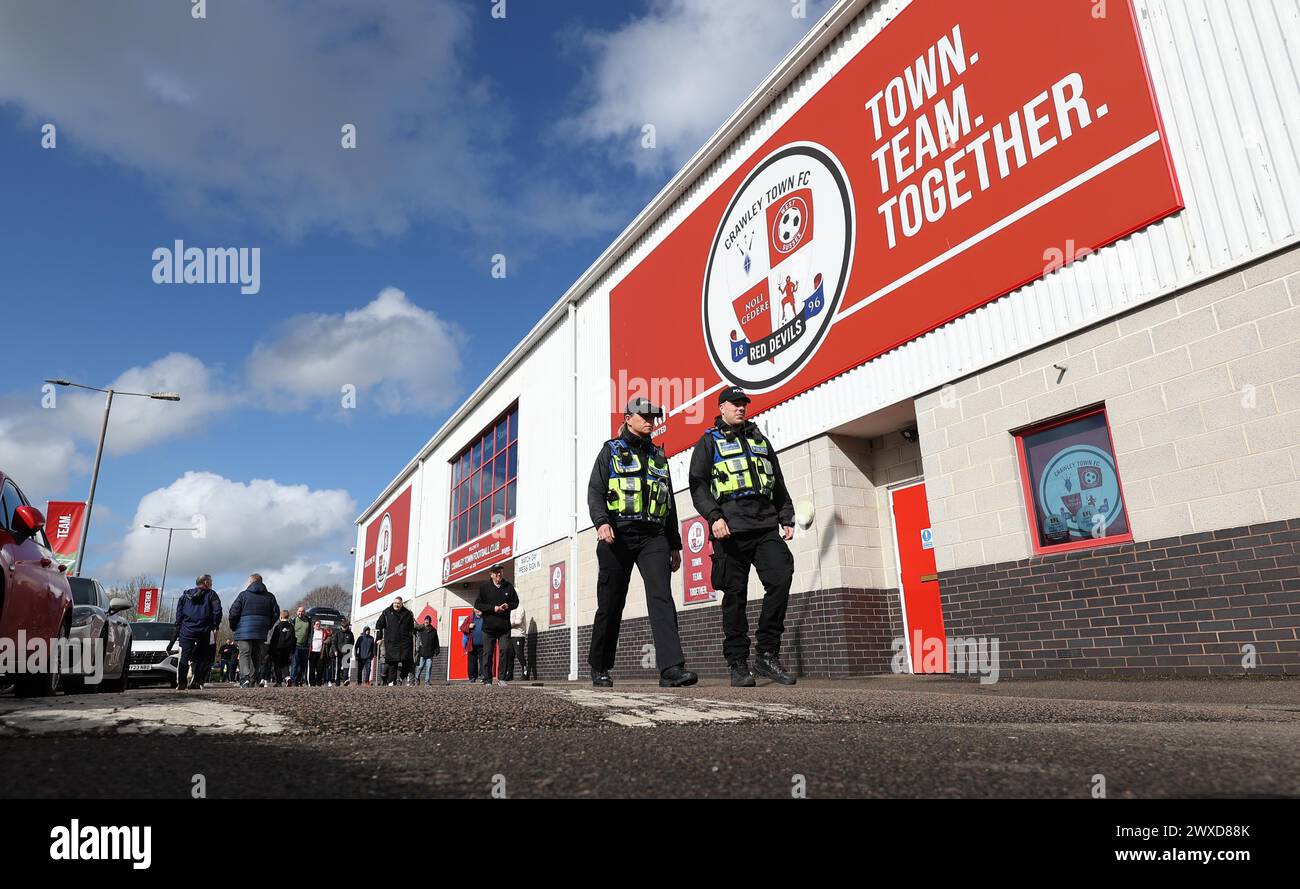 Vista generale dei tifosi e dei tifosi che arrivano al Broadfield Stadium Foto Stock