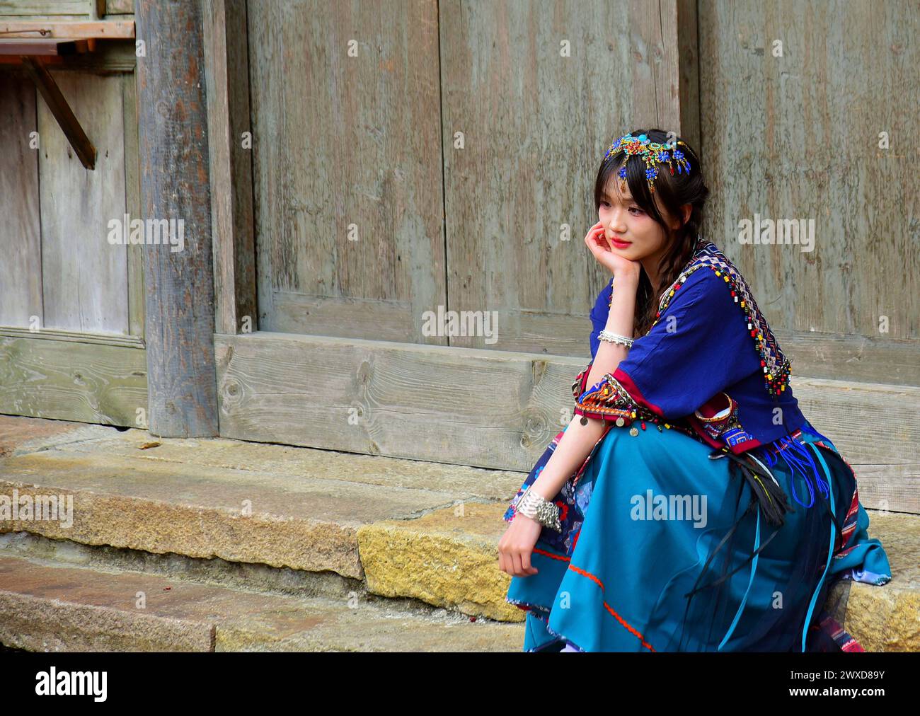 Bella ragazza in tradizionale costume etnico Miao minoritario nel villaggio di Wujiang, nella città di Zunyi, nella provincia di Guizhou, Cina Foto Stock
