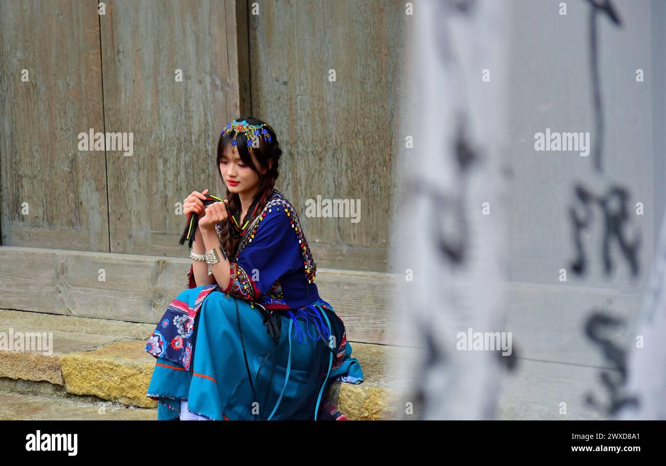 Bella ragazza in tradizionale costume etnico Miao minoritario nel villaggio di Wujiang, nella città di Zunyi, nella provincia di Guizhou, Cina Foto Stock