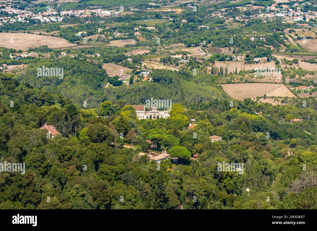 Vista aerea del Palazzo Seteais a Sintra, in Portogallo, con l'intera catena montuosa verde intorno e chalet di lusso. Foto Stock