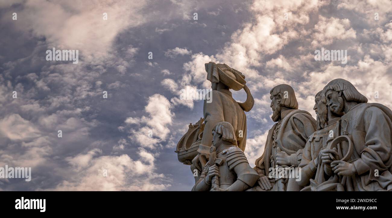 Profilo orientale con sculture in pietra calcarea e Enrico il Navigatore che tiene in mano una nave dal Monumento alle scoperte a Lisbona con una spe Foto Stock