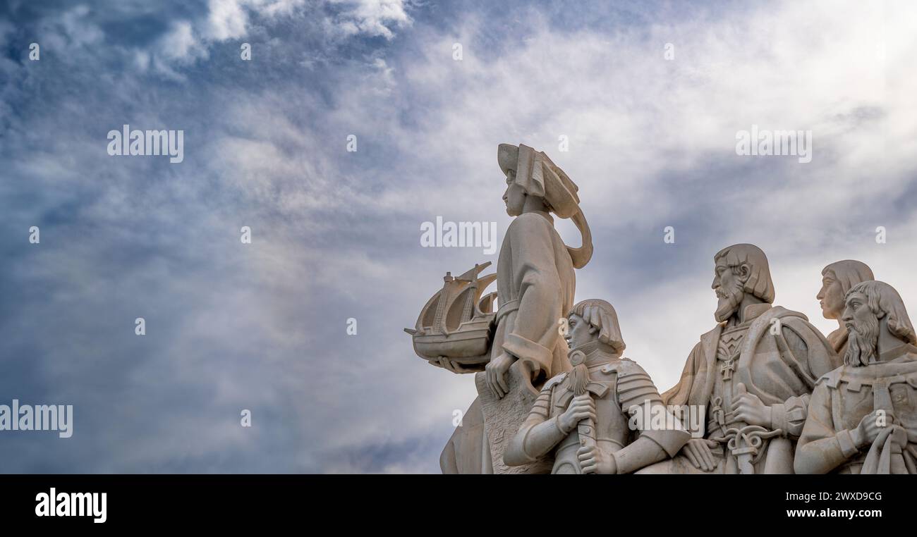 Profilo orientale con sculture in pietra calcarea e Enrico il Navigatore che tiene in mano una nave dal Monumento alle scoperte a Lisbona con una spe Foto Stock