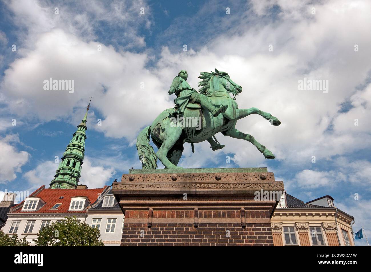 Statua equestre in bronzo del vescovo Absalon a Højbro Plads (di Vilhelm Bissen nel 1902) e campanile della chiesa di San Nicola, Copenaghen, Danimarca Foto Stock