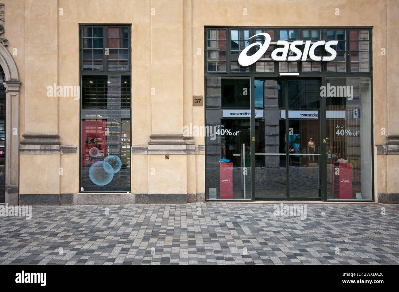 Negozio di abbigliamento sportivo Asics nella via pedonale Kobmagergade, Copenhagen, Danimarca Foto Stock