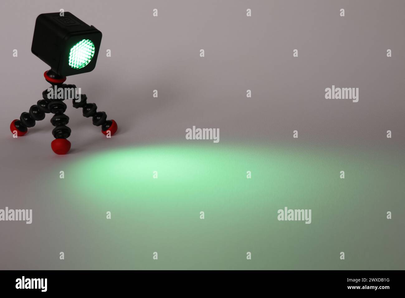 Brillante luce verde su sfondo bianco puro adatto per il testo. Spazio negativo. Foto Stock