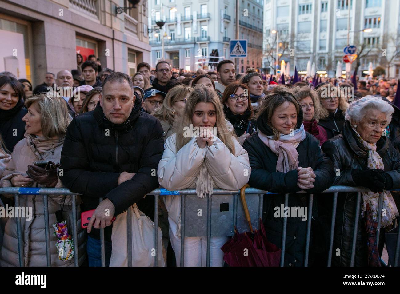 Madrid, Spagna. 29 marzo 2024. Una donna all'interno di un gruppo di persone aspetta con le mani in preghiera mentre passa una processione del venerdì Santo a Madrid. Questo venerdì Santo, la fratellanza dell'Arciconfraternita primaria della schiavitù reale e illustre di Nuestro padre Jesús Nazareno de Medinaceli, popolarmente conosciuta come 'il Signore di Madrid, ha lavorato come ogni venerdì Santo per le strade del centro di Madrid. Credito: SOPA Images Limited/Alamy Live News Foto Stock