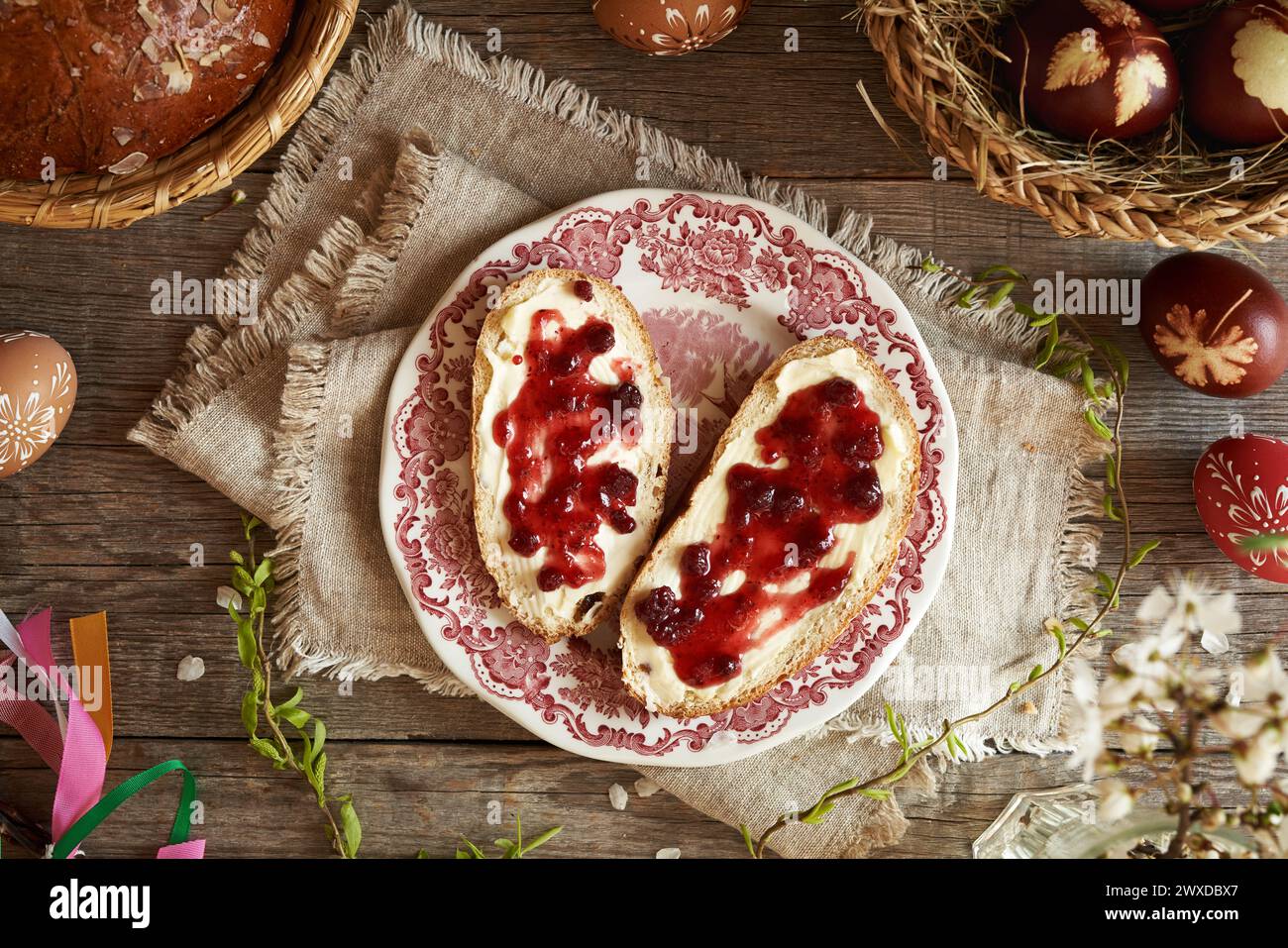 Due fette di dolce dolce dolce pasquale ceco chiamato mazanec con burro e marmellata su un tavolo, vista dall'alto Foto Stock