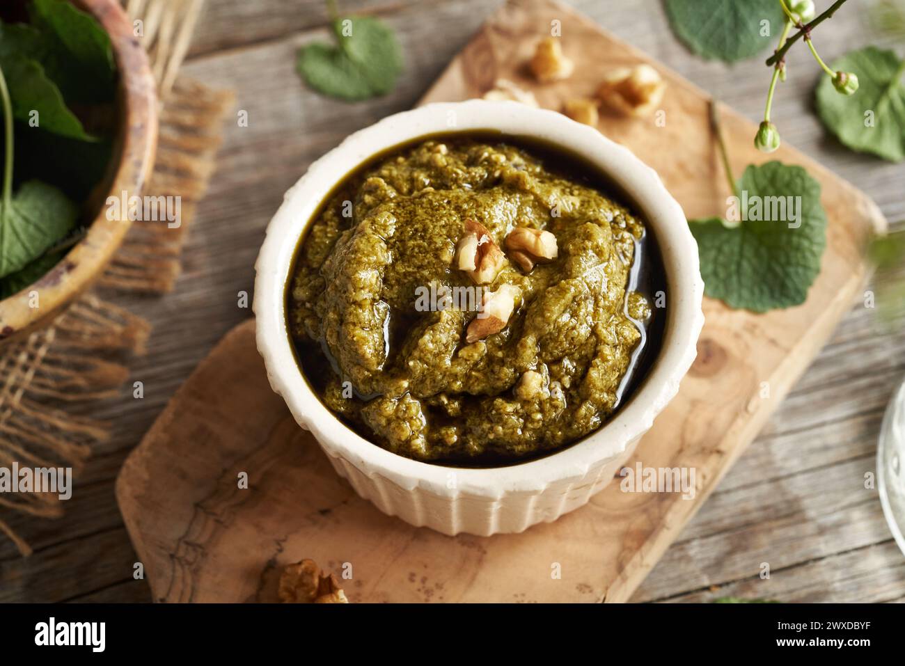 Salsa di pesto verde a base di fresche foglie di senape all'aglio, pianta commestibile selvatica raccolta all'inizio della primavera Foto Stock