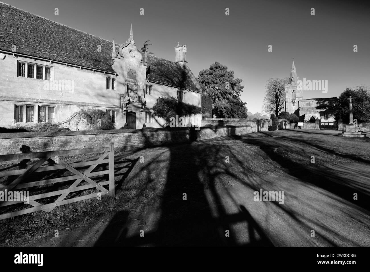 Il Montagu Hospital e la chiesa parrocchiale di St Marys, villaggio di Weekley, Northamptonshire, Inghilterra, Regno Unito Foto Stock