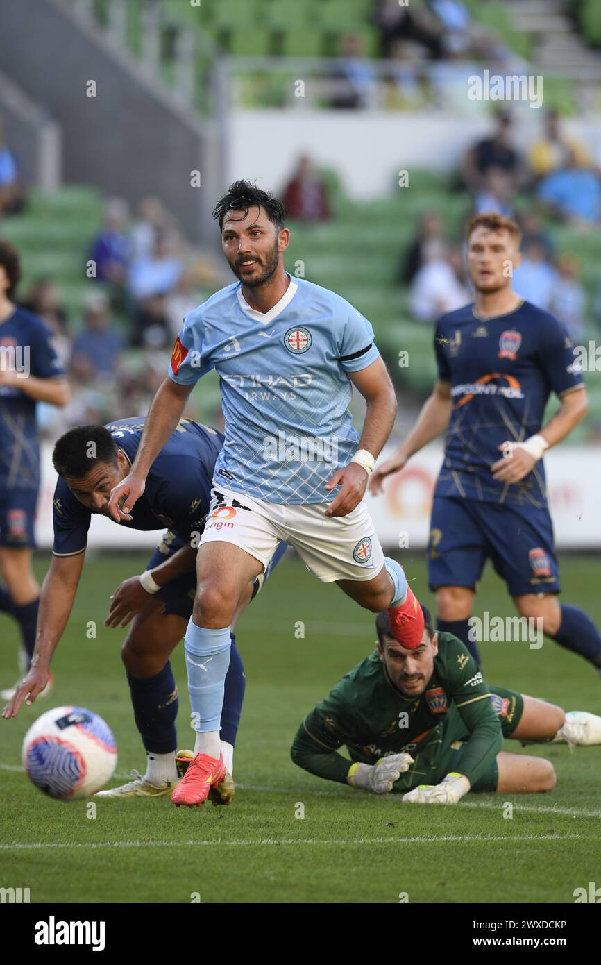 MELBOURNE, AUSTRALIA 30 marzo 2024. Il centrocampista del Melbourne City, il tedesco Tolgay Arslan(10), tira un tiro in porta, ma viene salvato dal portiere del Newcastle United Jets Ryan Scott(1) durante l'A League Men Round 22 Melbourne City contro Newcastle United Jets all'AAMI Park di Melbourne, Australia. Crediti: Karl Phillipson/Alamy Live News Foto Stock