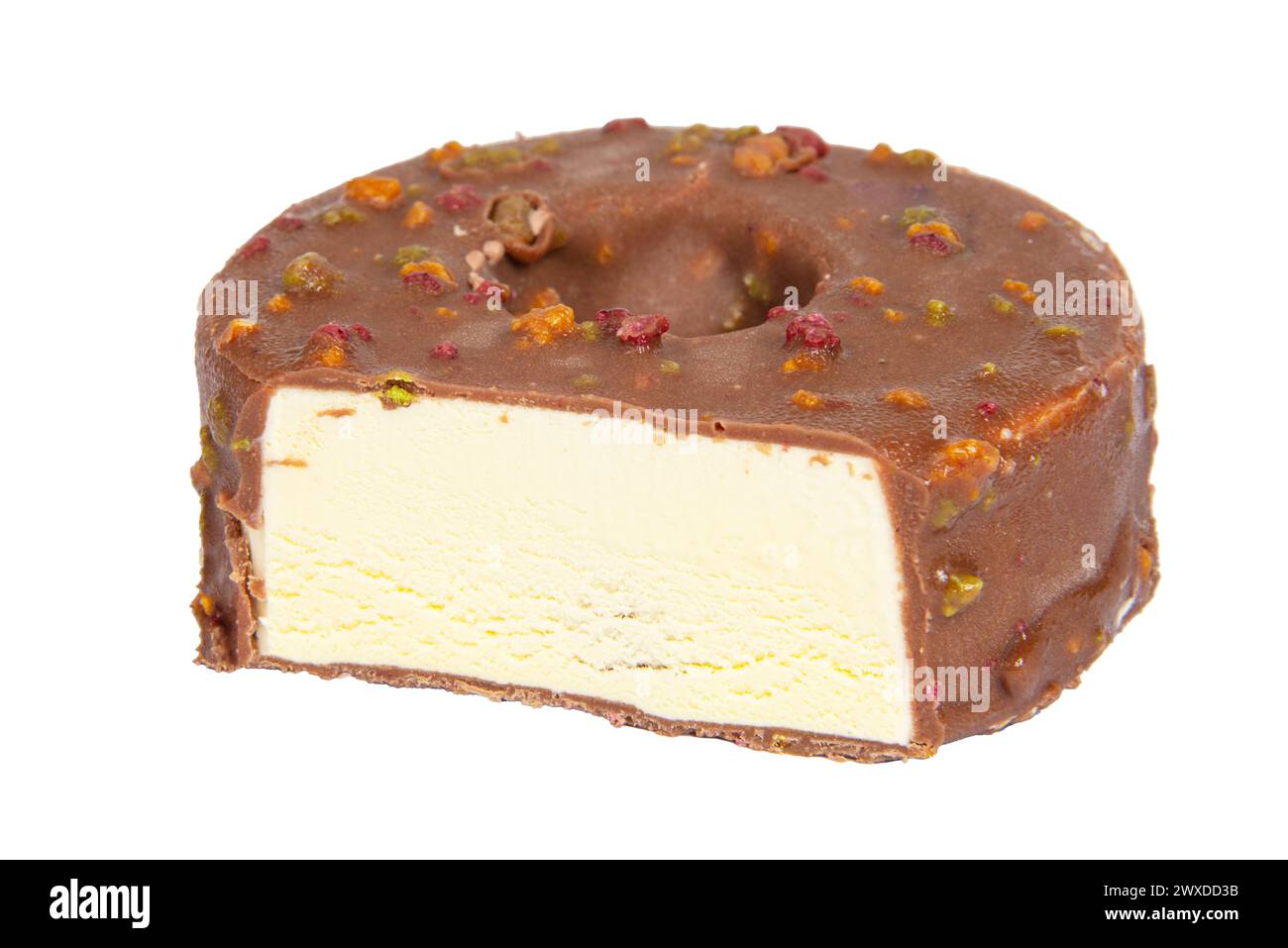 Gelato su bastoncino, su sfondo bianco isolato. Gelato ricoperto di cioccolato al caramello con noci. Foto Stock