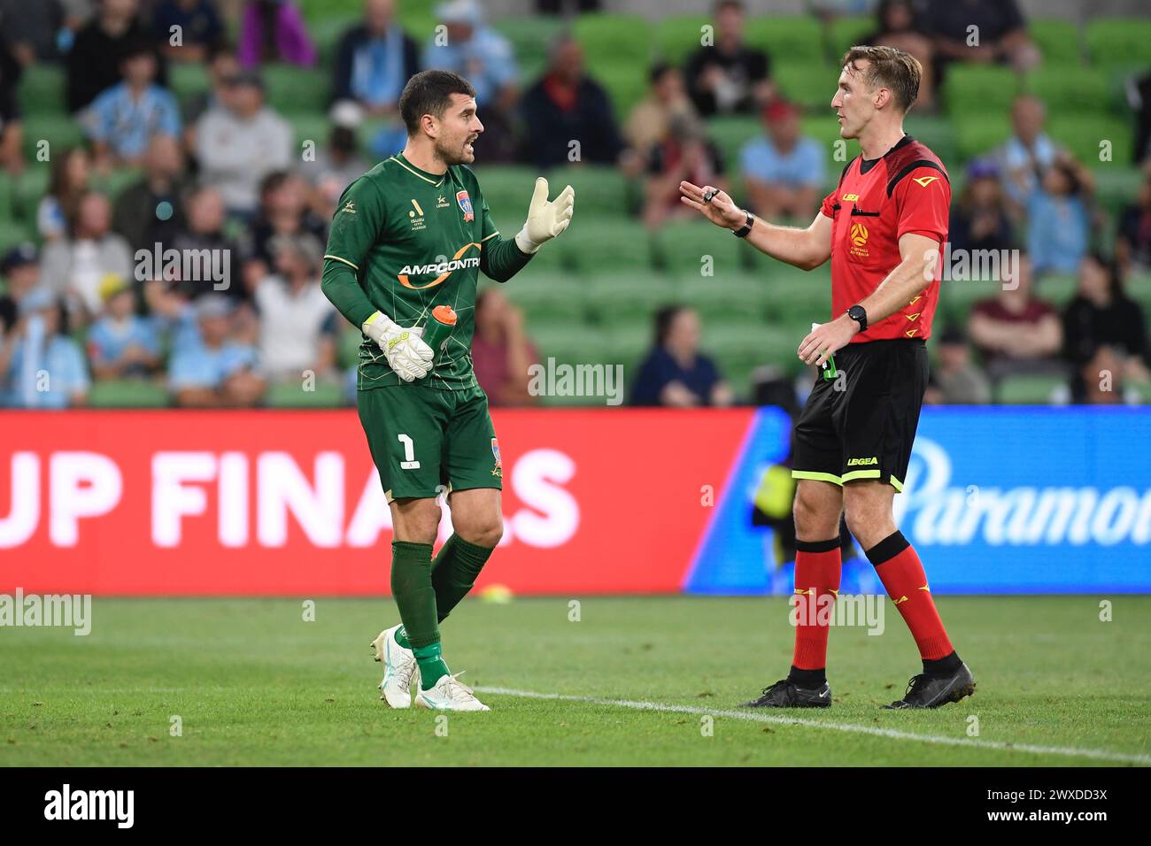 MELBOURNE, AUSTRALIA 30 marzo 2024. Il portiere dei Newcastle United Jets Ryan Scott (1) viene avvertito dall'arbitro Daniel Cook durante la A League Men Round 22 Melbourne City vs Newcastle United Jets all'AAMI Park di Melbourne, Australia. Crediti: Karl Phillipson/Alamy Live News Foto Stock