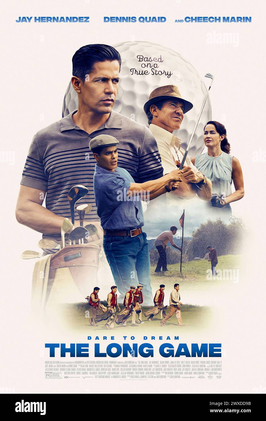 The Long Game (2023) diretto da Julio Quintana e interpretato da Dennis Quaid, Gillian Vigman e Jay Hernandez. Nel 1955, cinque giovani caddie messicano-americani, per amore del gioco, erano determinati a imparare a giocare, così crearono il loro campo da golf nel mezzo del deserto del Texas meridionale. Poster di un foglio USA.***SOLO PER USO EDITORIALE*** credito: BFA / Mucho Mas Media Foto Stock