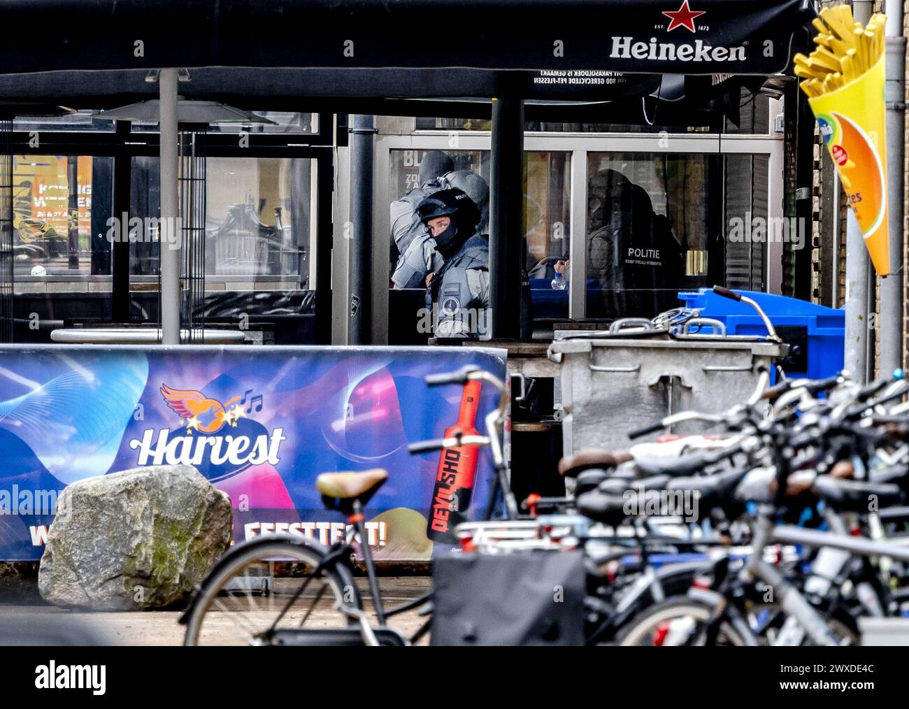 EDE - Un membro del DSI in un bar a Ede. E' in corso una situazione di ostaggi nel centro di Ede. ANP REMKO DE WAAL paesi bassi Out - belgio Out crediti: ANP/Alamy Live News Foto Stock